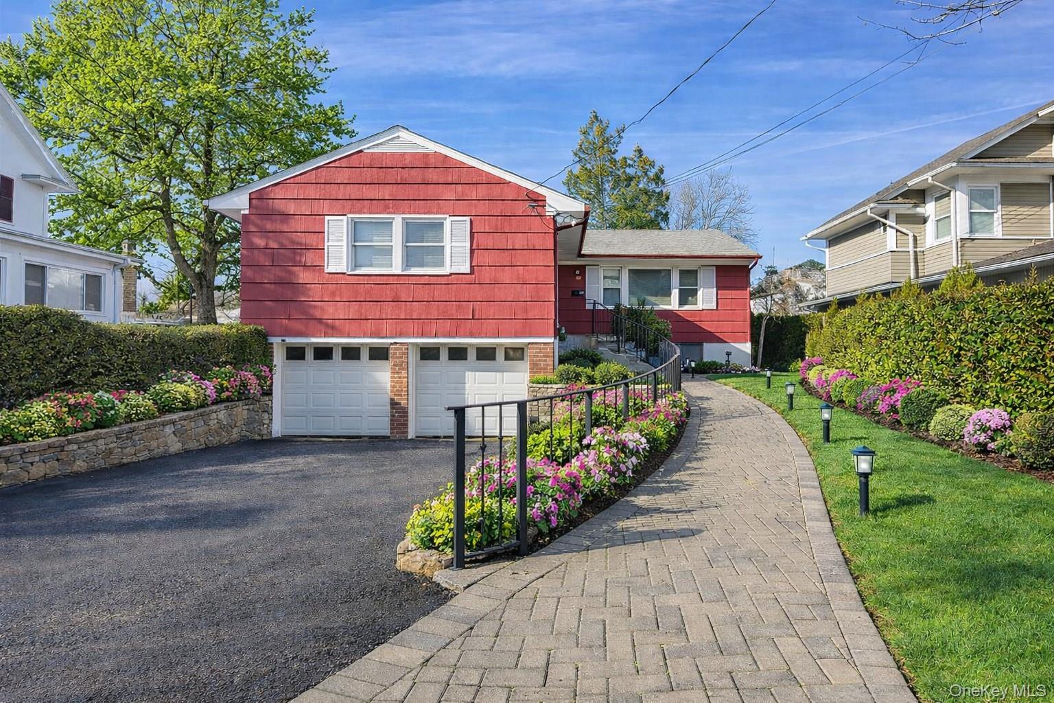 Nestled in the desirable Glenwood Lake neighborhood, your new home off...