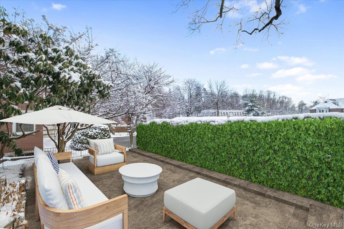 Stylish Indoor & Outdoor Living at Its Best!
Move right into this beau...