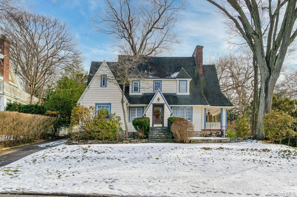 Charming tudor/colonial for rent in Greenacres.  This 3 bedroom, 2 bat...