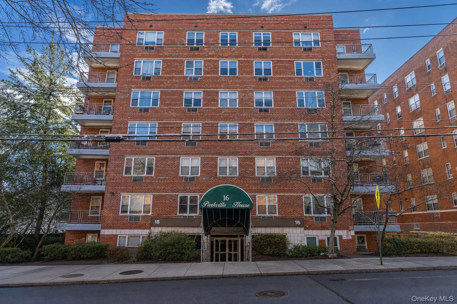 Beautifully renovated 1-bedroom co-op in the heart of White Plains, re...