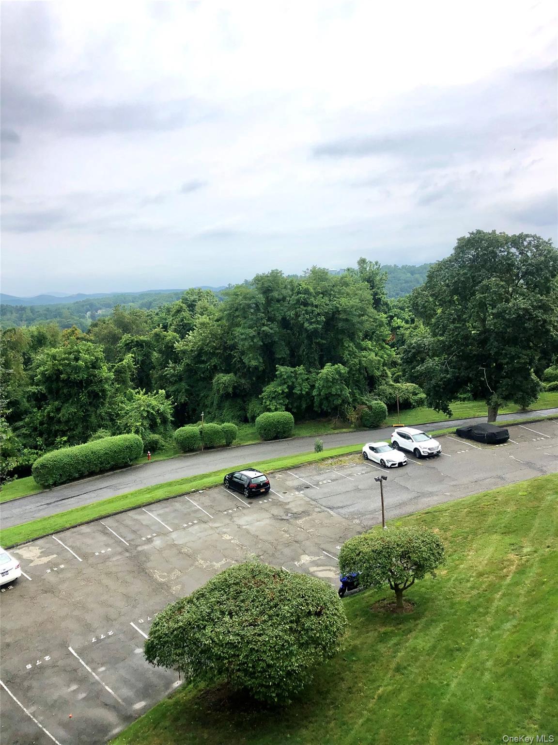 1 Bed, 1 Bath, Beautiful Views, Close to Train. Perfect for entertaini...