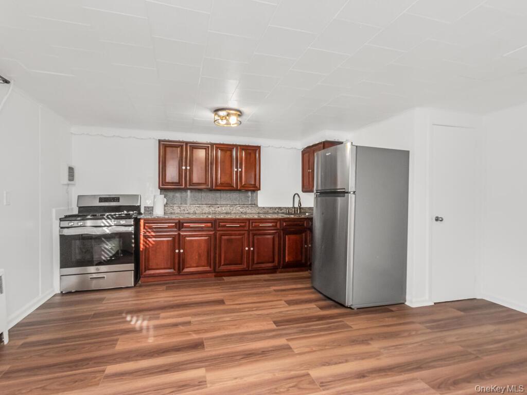 Cozy 1 bed 1 bath in a highly desirable area in Yonkers NY. A commuter...