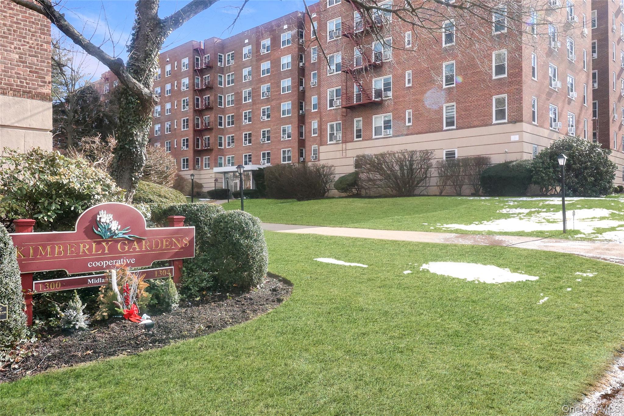 Welcome to Kimberly Gardens in the desirable Kimball & Midland Avenue...