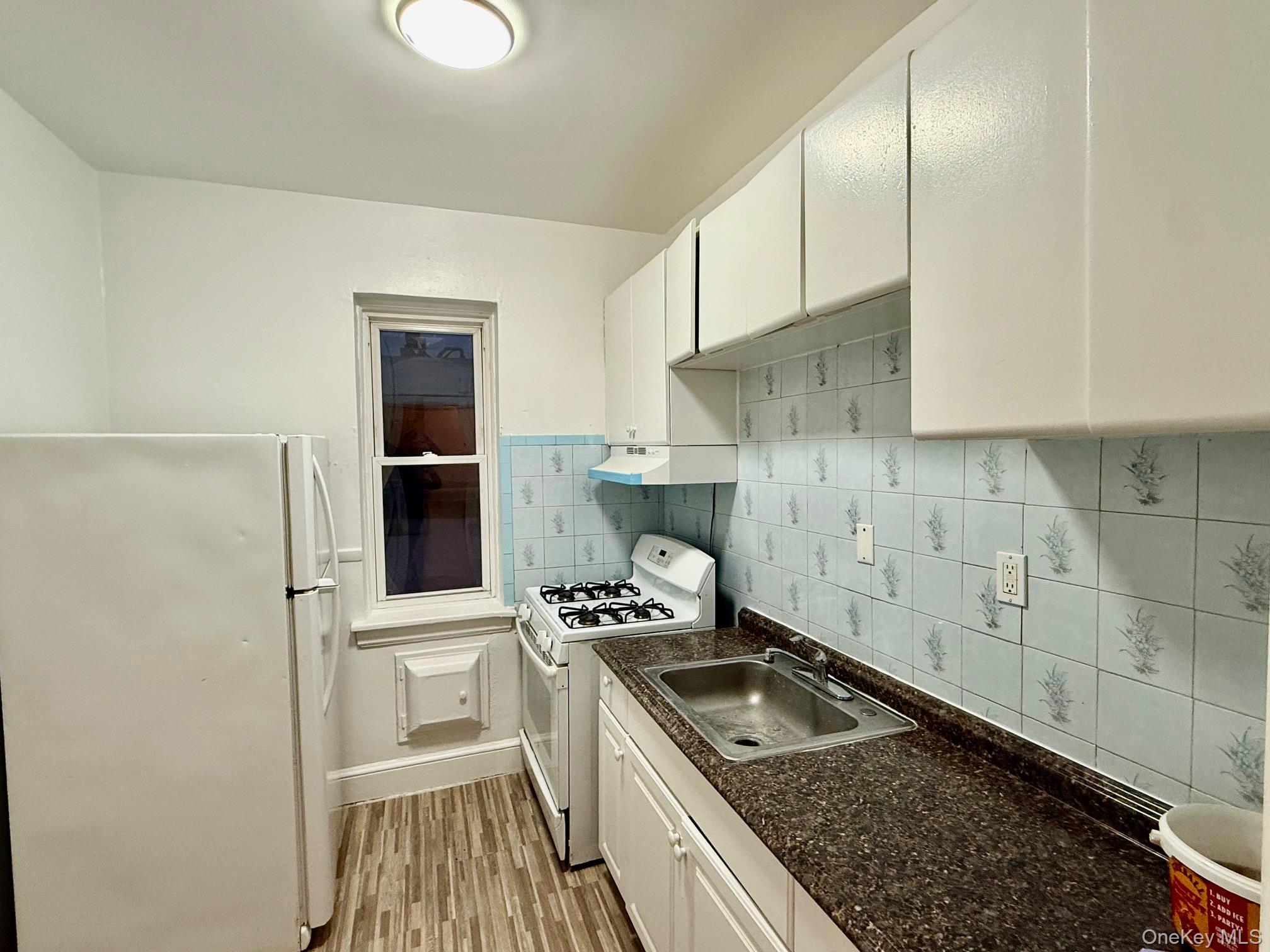 Renovated 2 bedrooms apartment in the heart of New Rochelle. Walk to t...