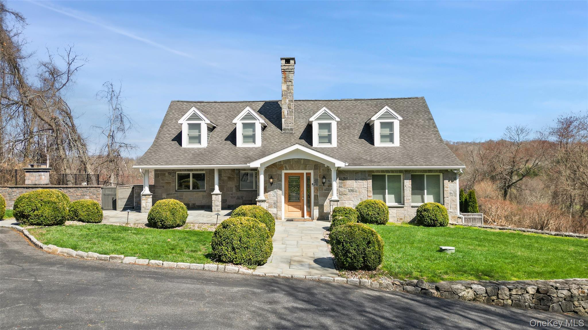 THE PERFECT RENTAL. Absolutely turn-key! Spacious and sun-filled Colon...