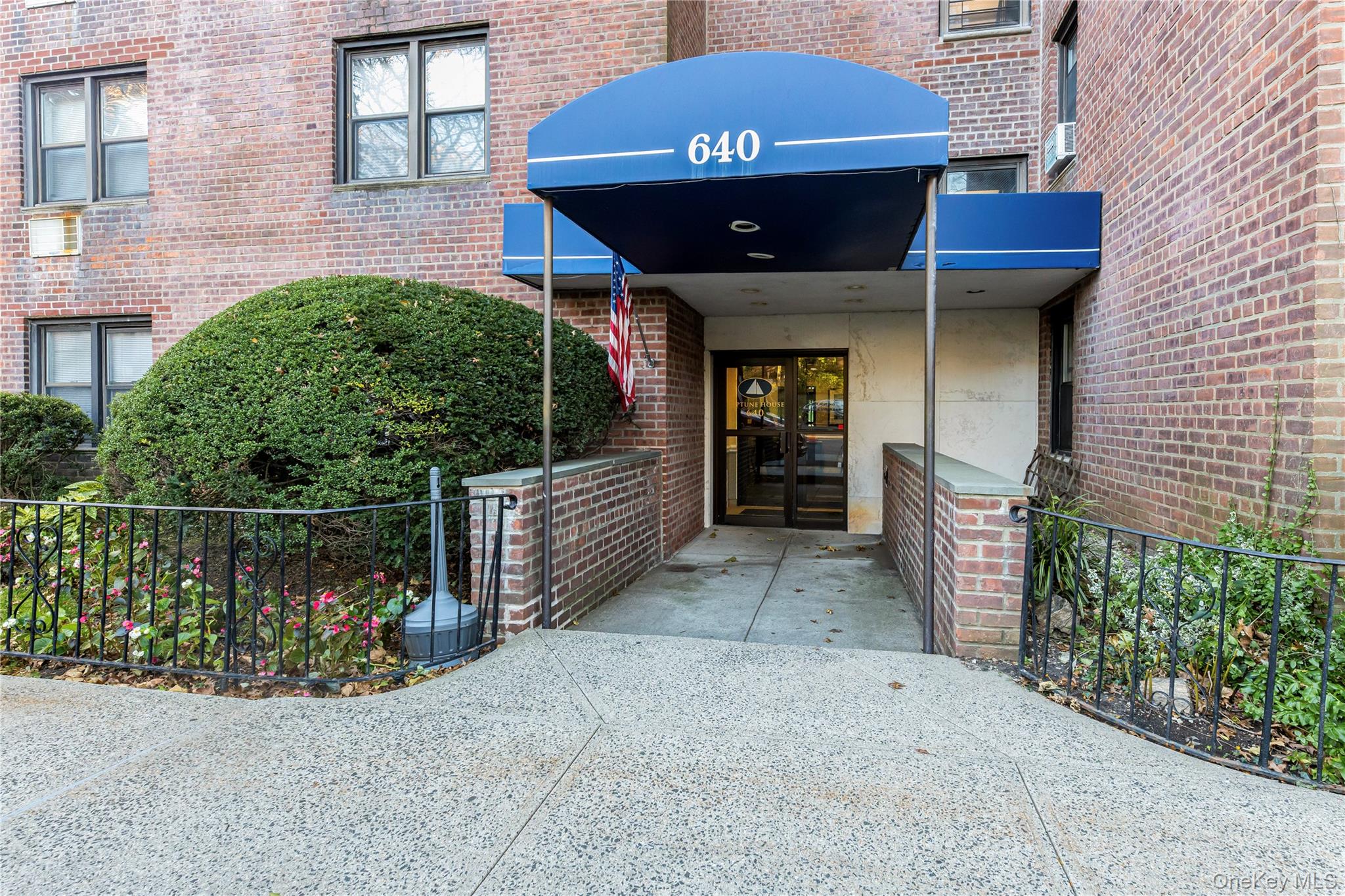 This bright junior four co-op in New Rochelle offers an inviting layou...