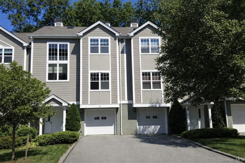 Two bedroom townhouse on a quiet cul-de-sac in desirable Goldens Bridg...