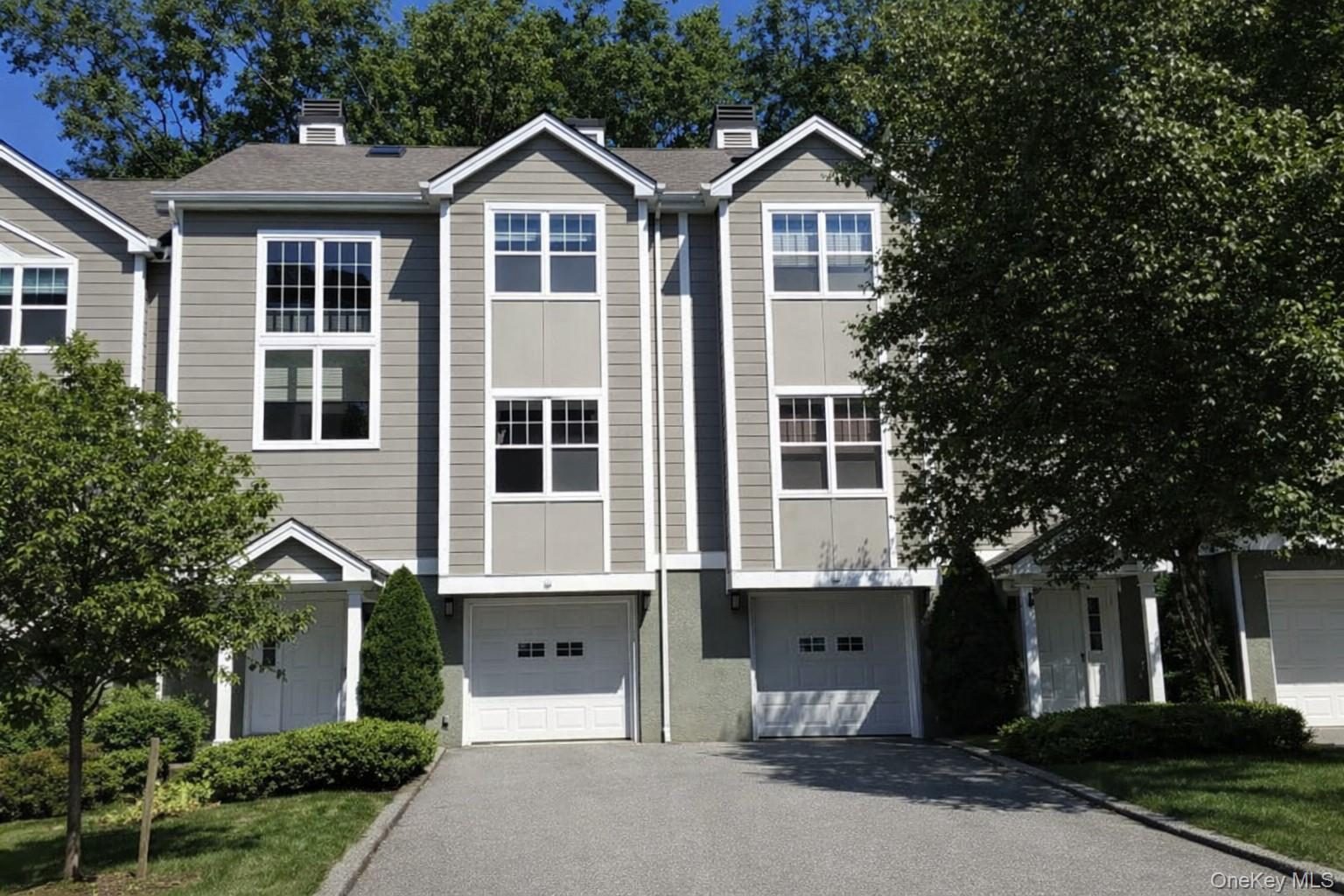 Two bedroom townhouse on a quiet cul-de-sac in desirable Goldens Bridg...