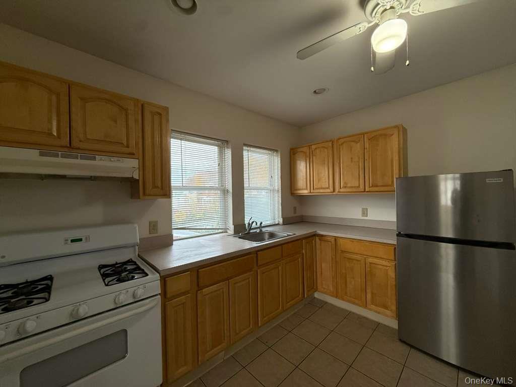 Spacious 2 bedroom in Yonkers near shopping, public transportation and...