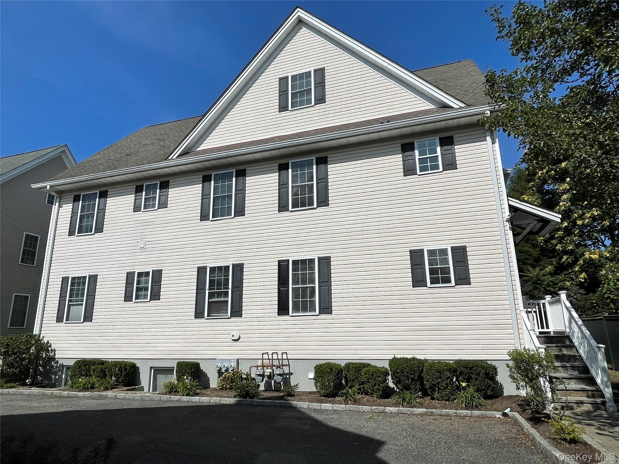 Large open floor plan luxury apartment with 3 BR and enormous bonus ro...