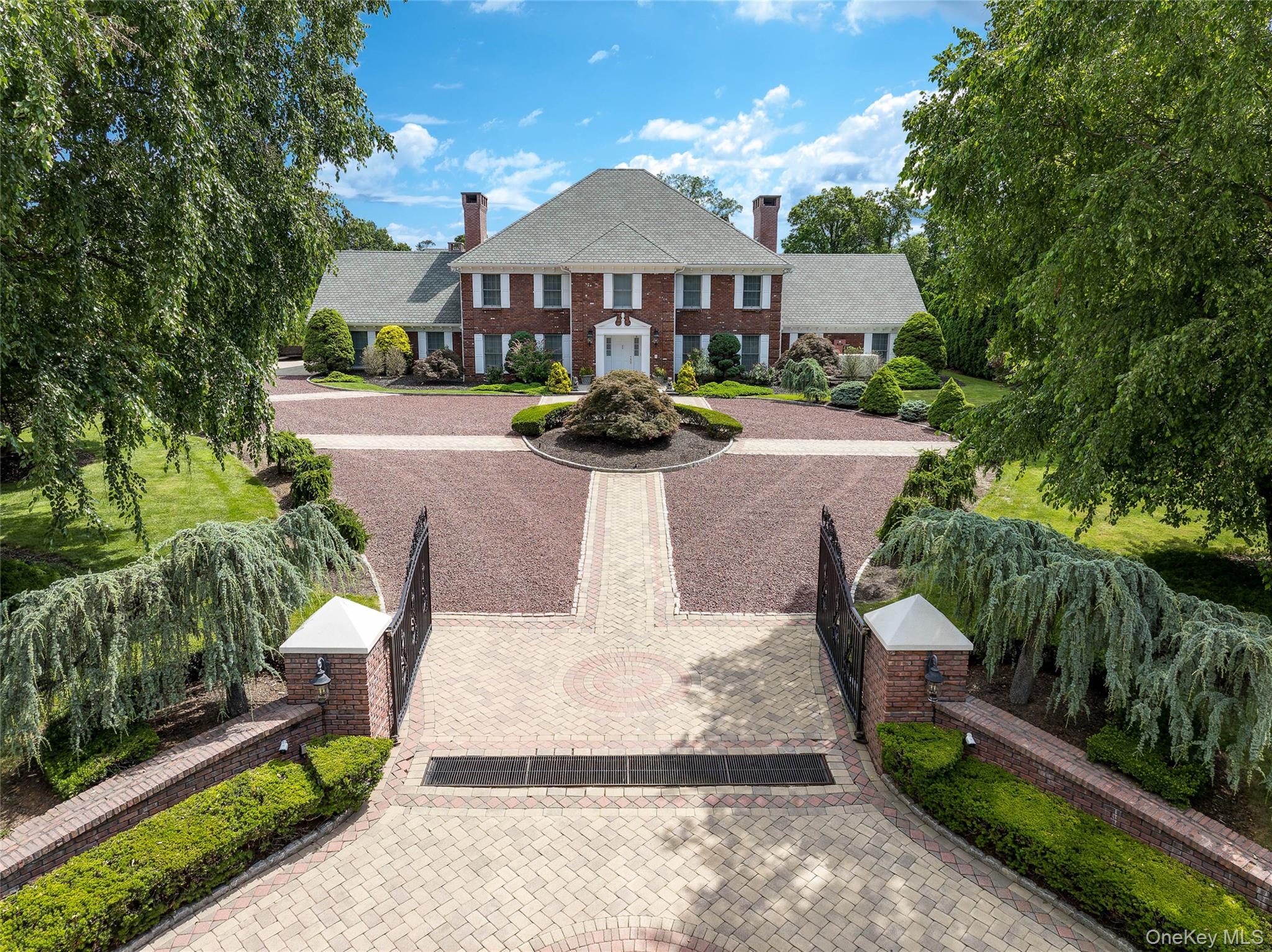 An Iconic Georgian Colonial in Scarsdale’s Estate Section. This reside...
