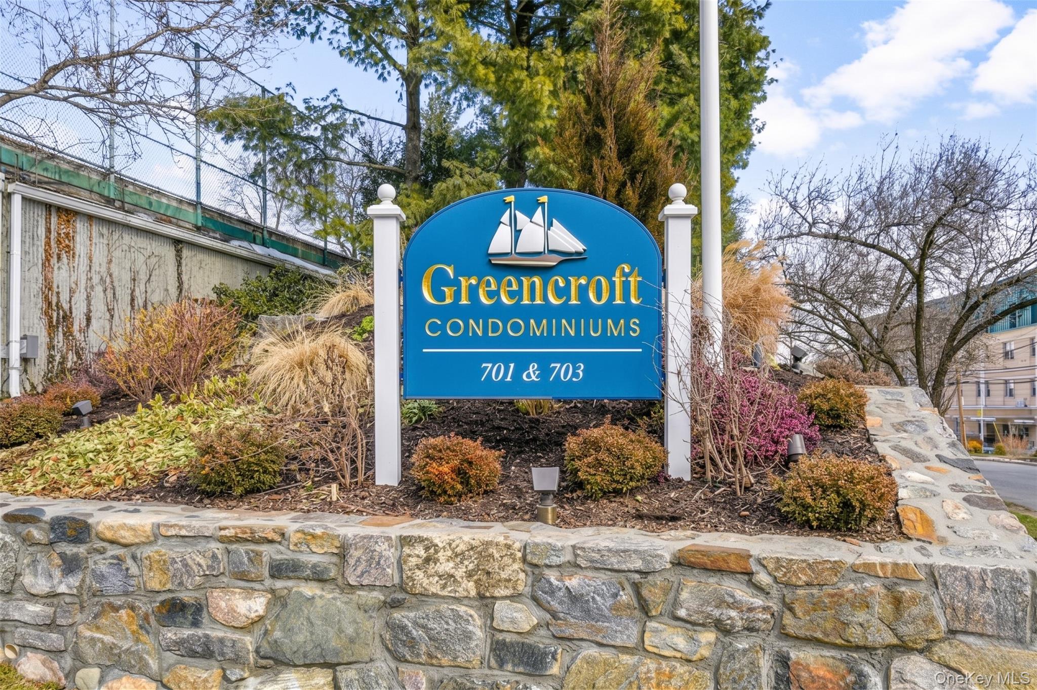 Welcome to the Greencroft. Unit 5M is a luxurious 880 sf one bedroom w...