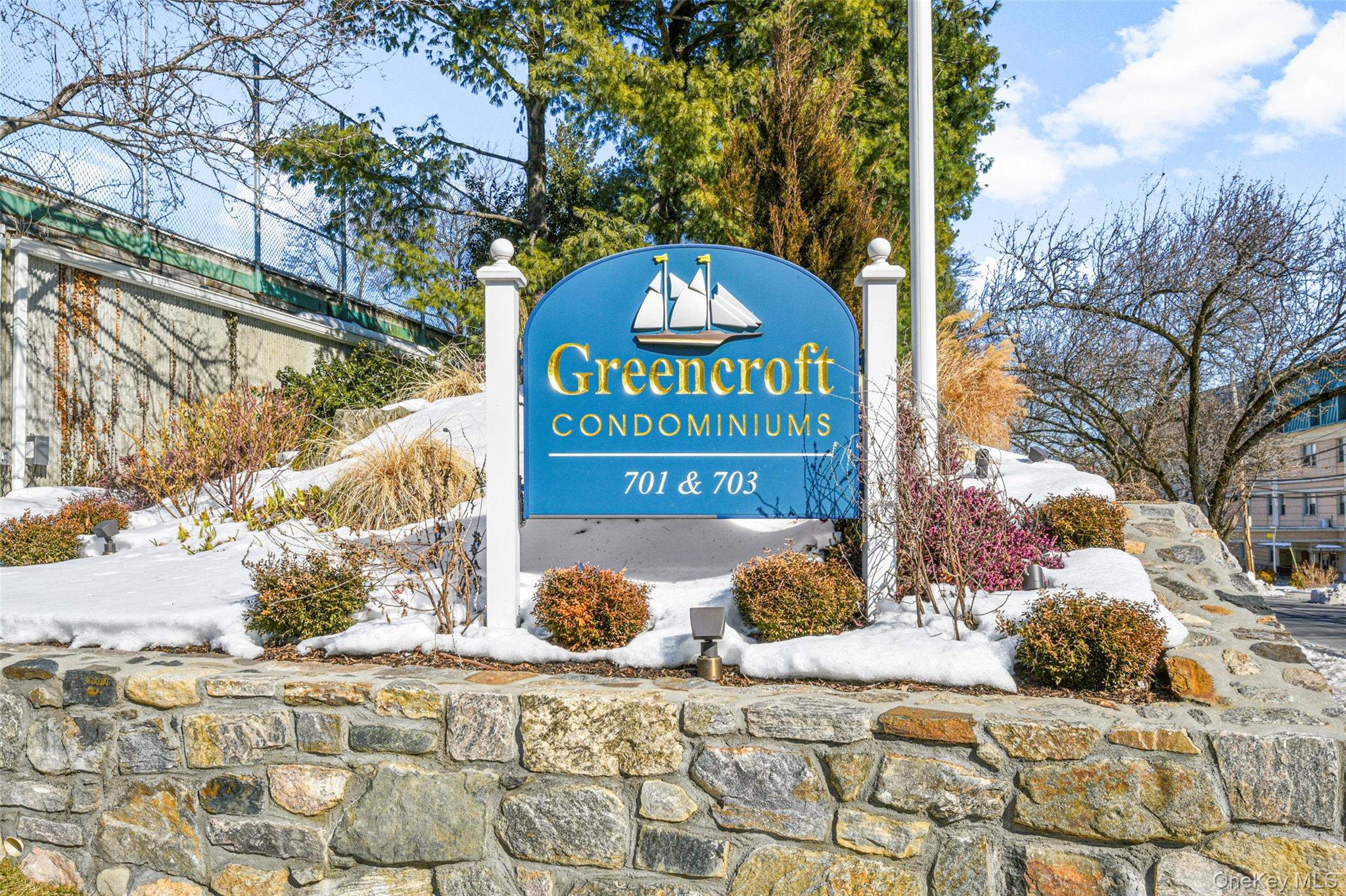 Welcome to the Greencroft. Unit 5M is a luxurious 880 sf one bedroom w...