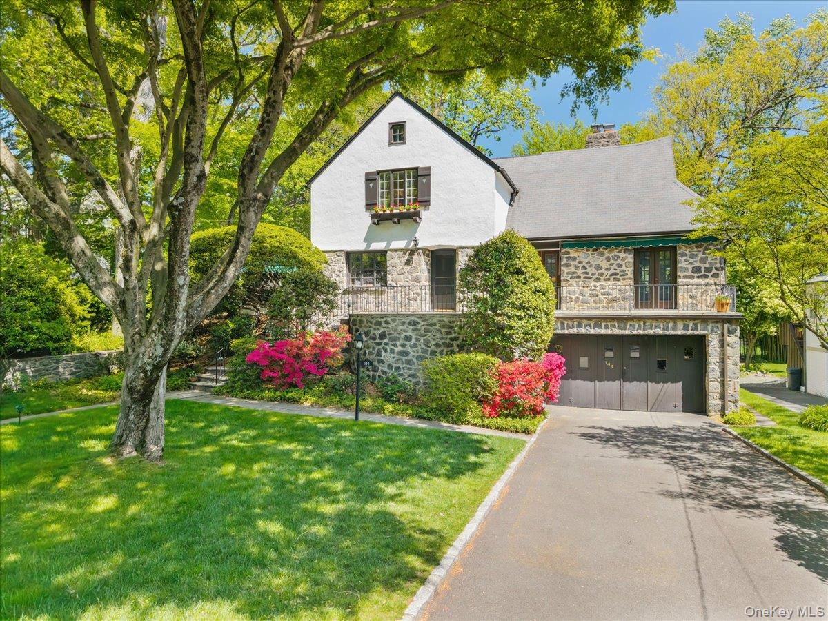 Set in the heart of "Murray" and walking distance to desirable Murray...