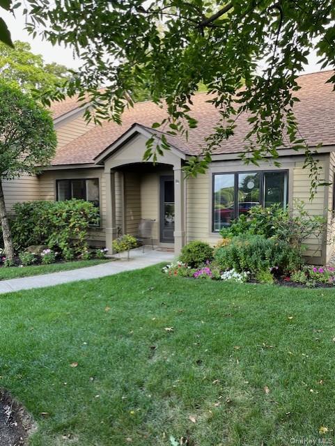 Wonderful one-bedroom plus a den, one-level Radcliffe end unit featuri...