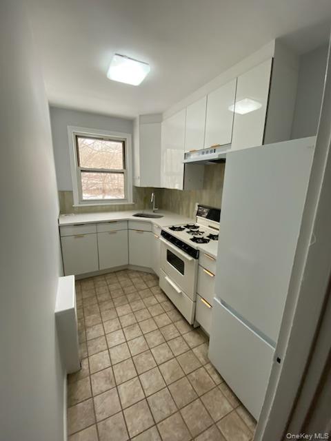 Recently updated and freshly painted.  1st floor walk in.  
Pristine,...