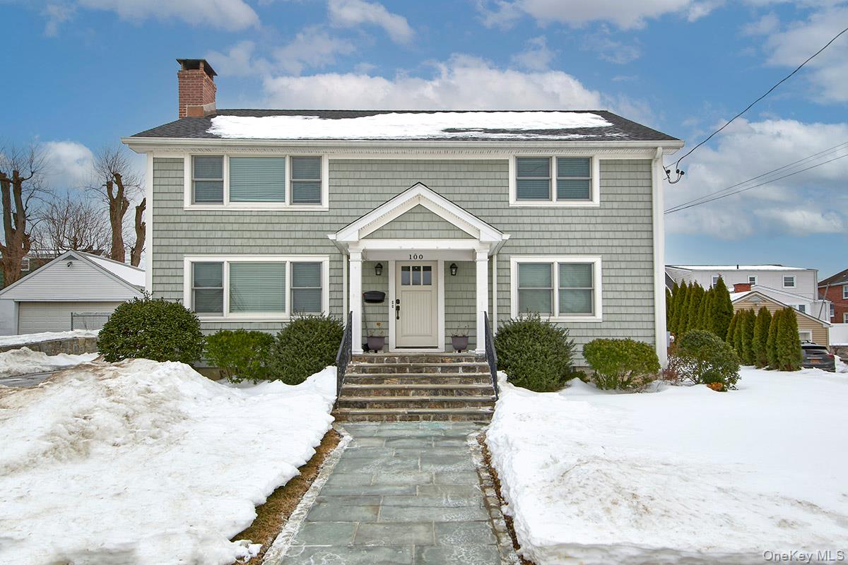 Lovely second floor apartment completely renovated offering a spacious...