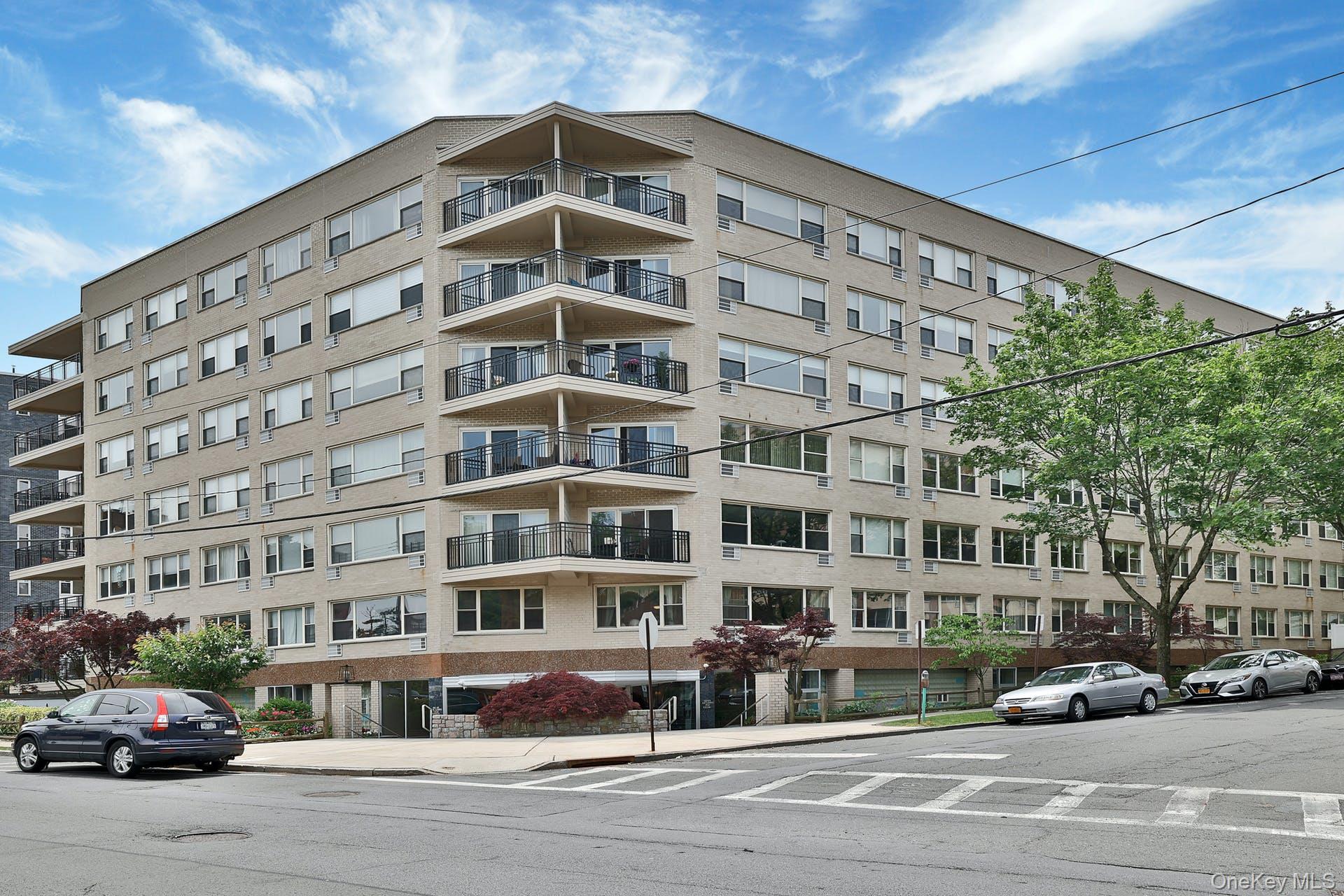 A recent renovation leaves this studio apartment immaculate and ready...