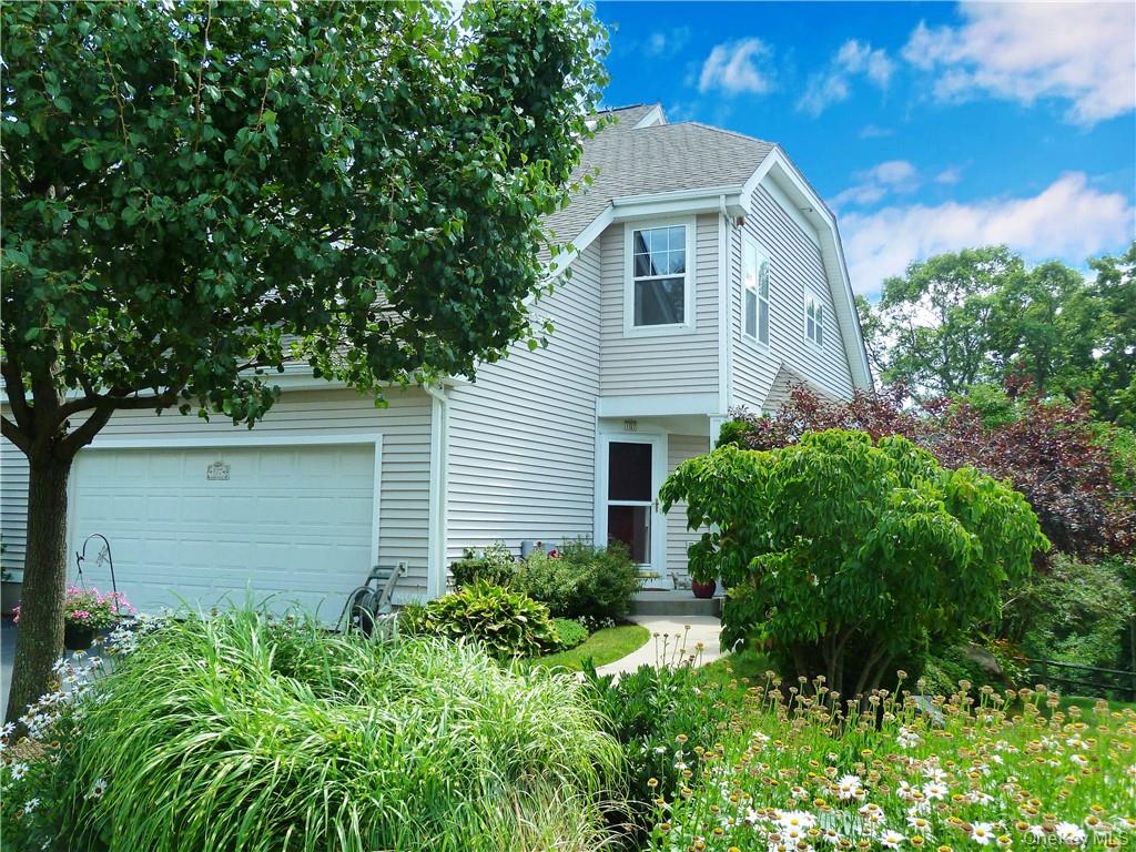 Move right into this absolutely gorgeous and spacious Colonial Townhom...