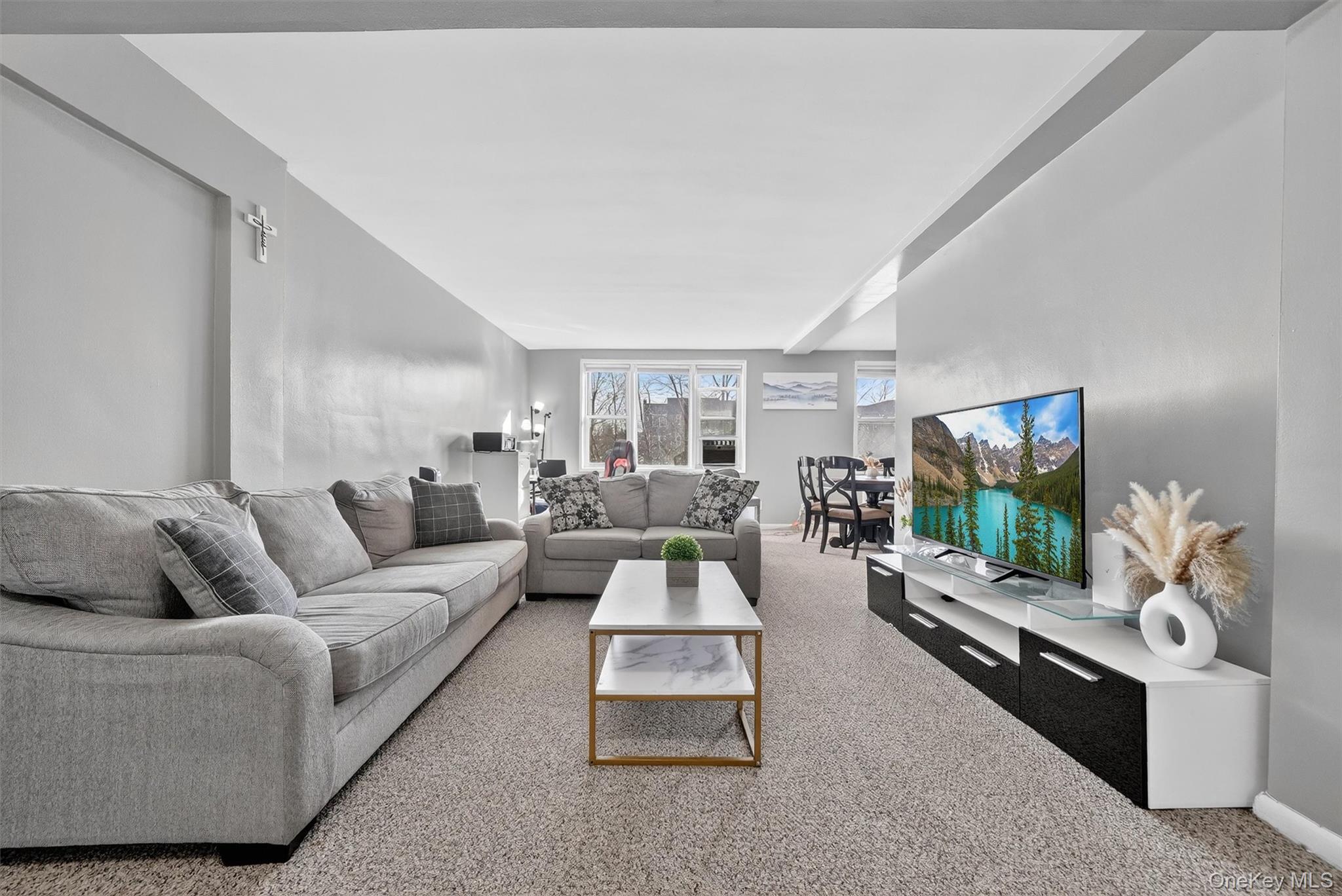 Welcome to 5 Sadore Lane, Unit 3H – Your Perfect Yonkers Retreat! 

St...