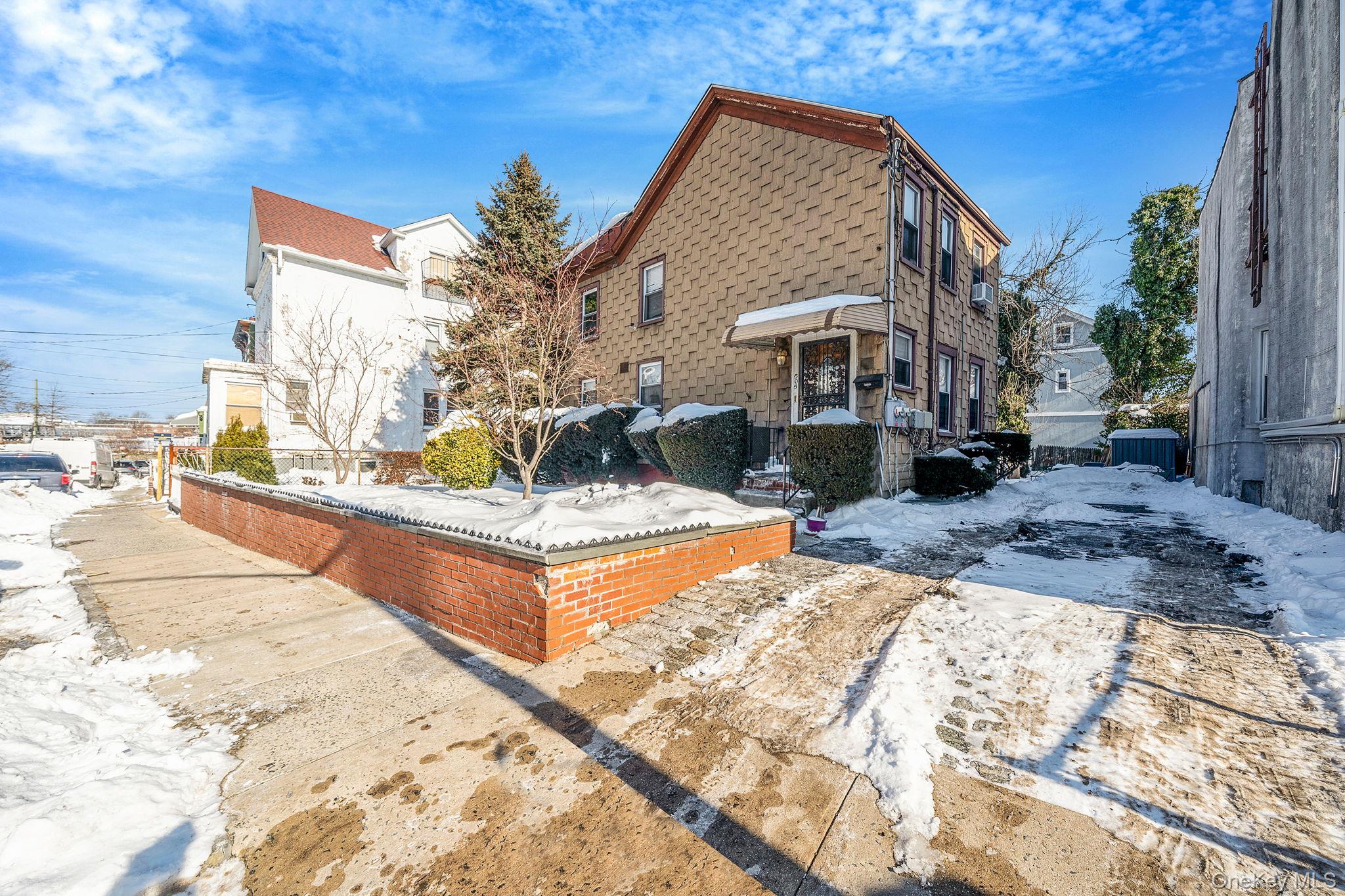 Investor Opportunity Duplex in Mount Vernon. This property has 2 separ...