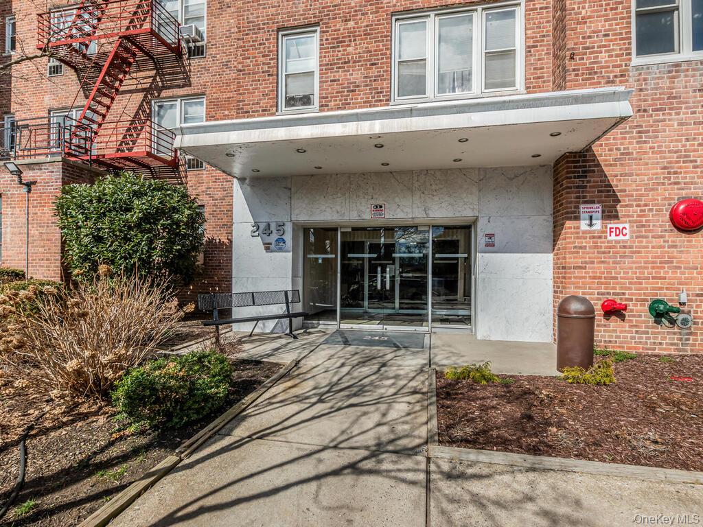 Welcome to this charming Junior 4 apartment at Parkview! Ideally locat...