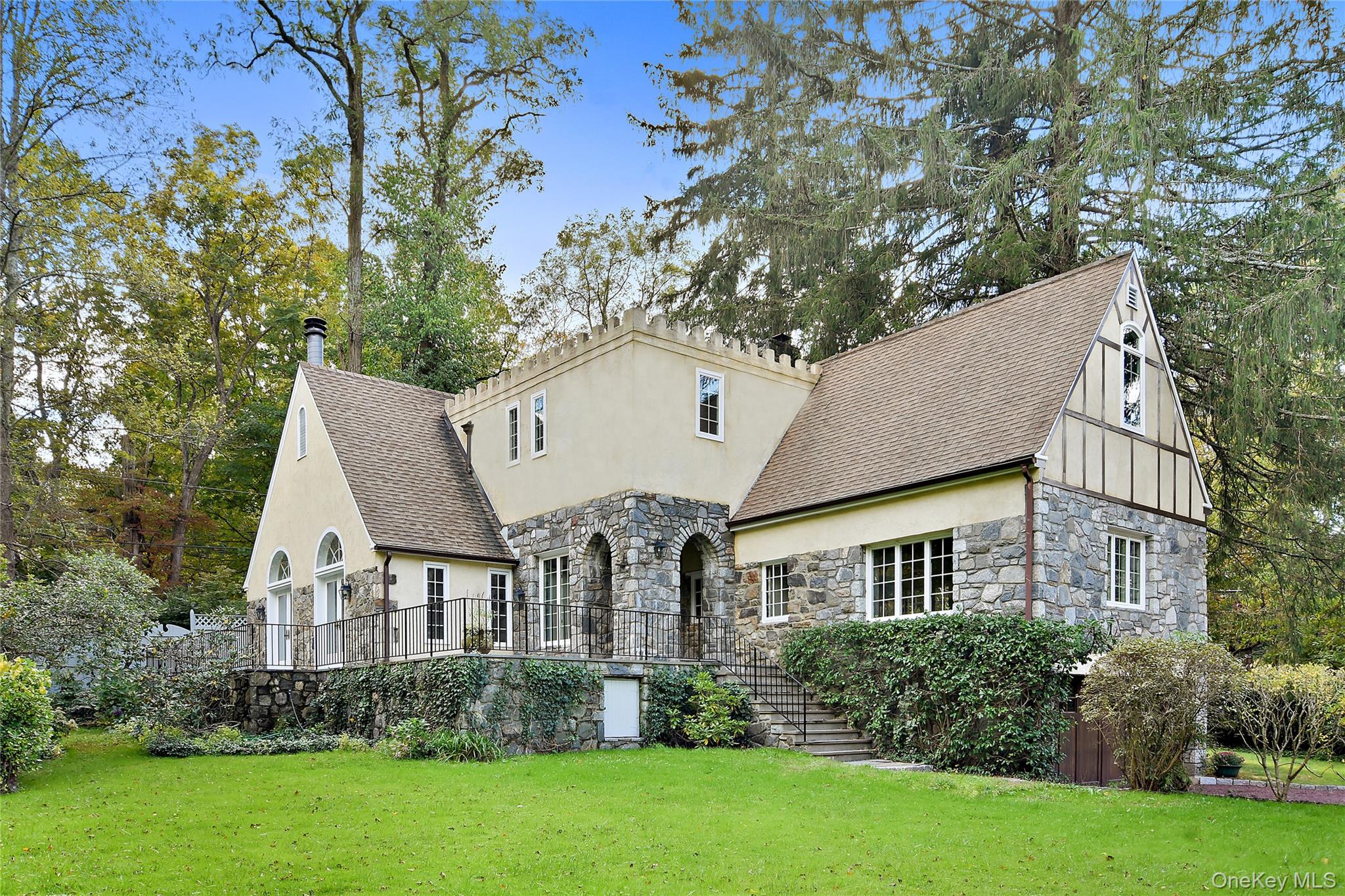 A storybook country retreat in the heart of Bedford.
Tucked into a lan...