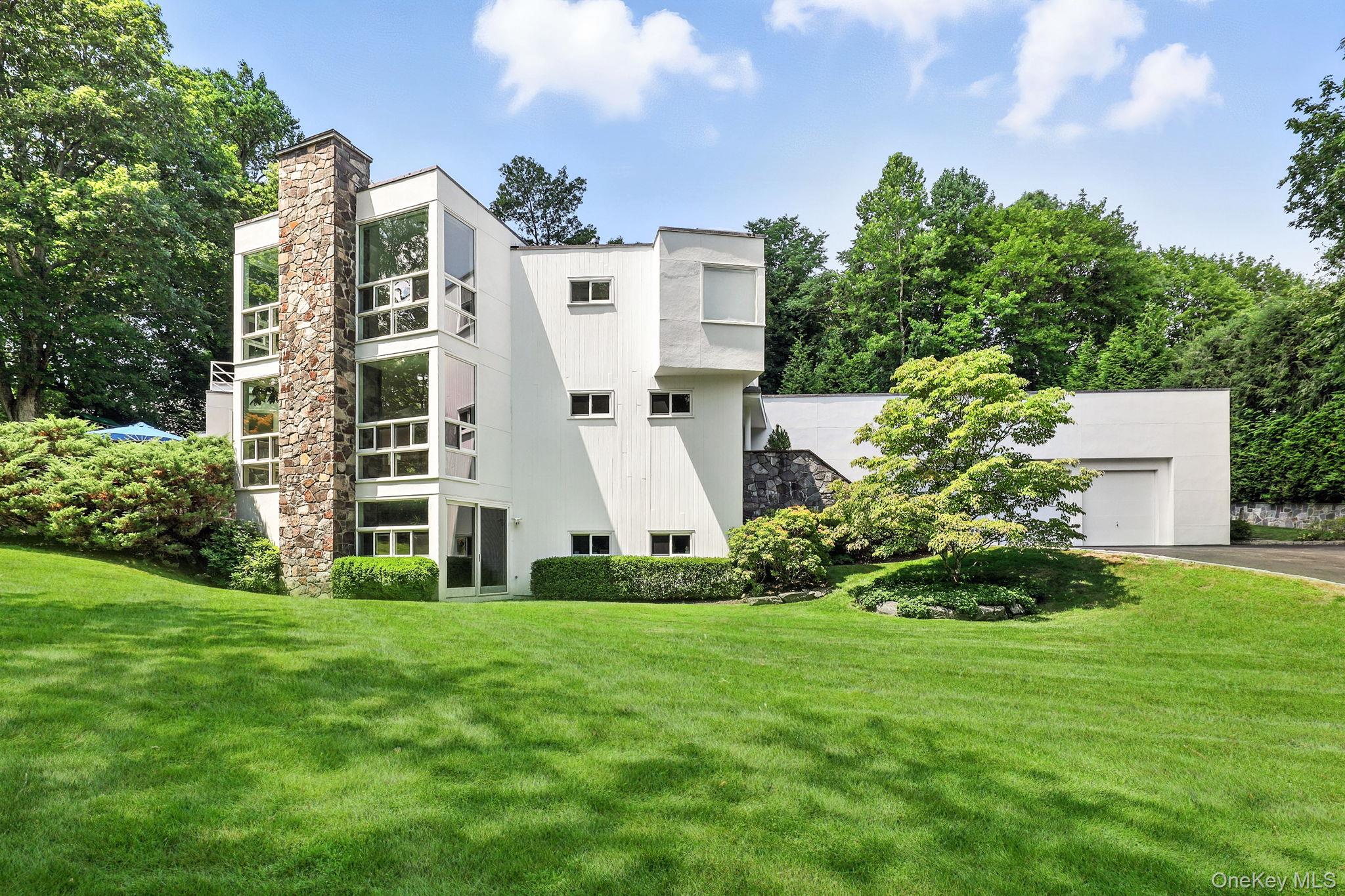 Set privately at the end of a quiet cul-de-sac, this fully updated mod...