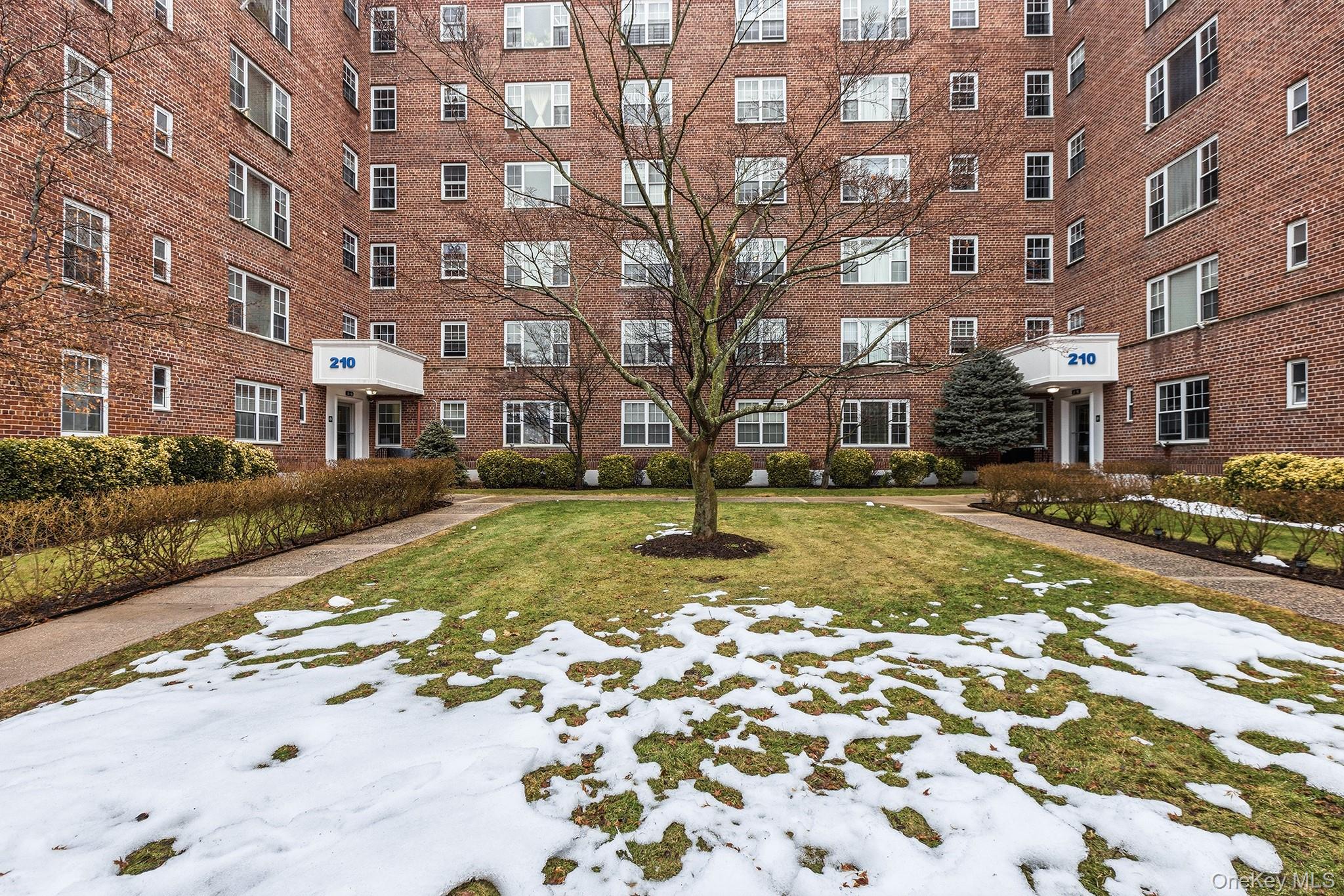 Located on the 6th floor in the desirable Courtyard Manor complex, thi...