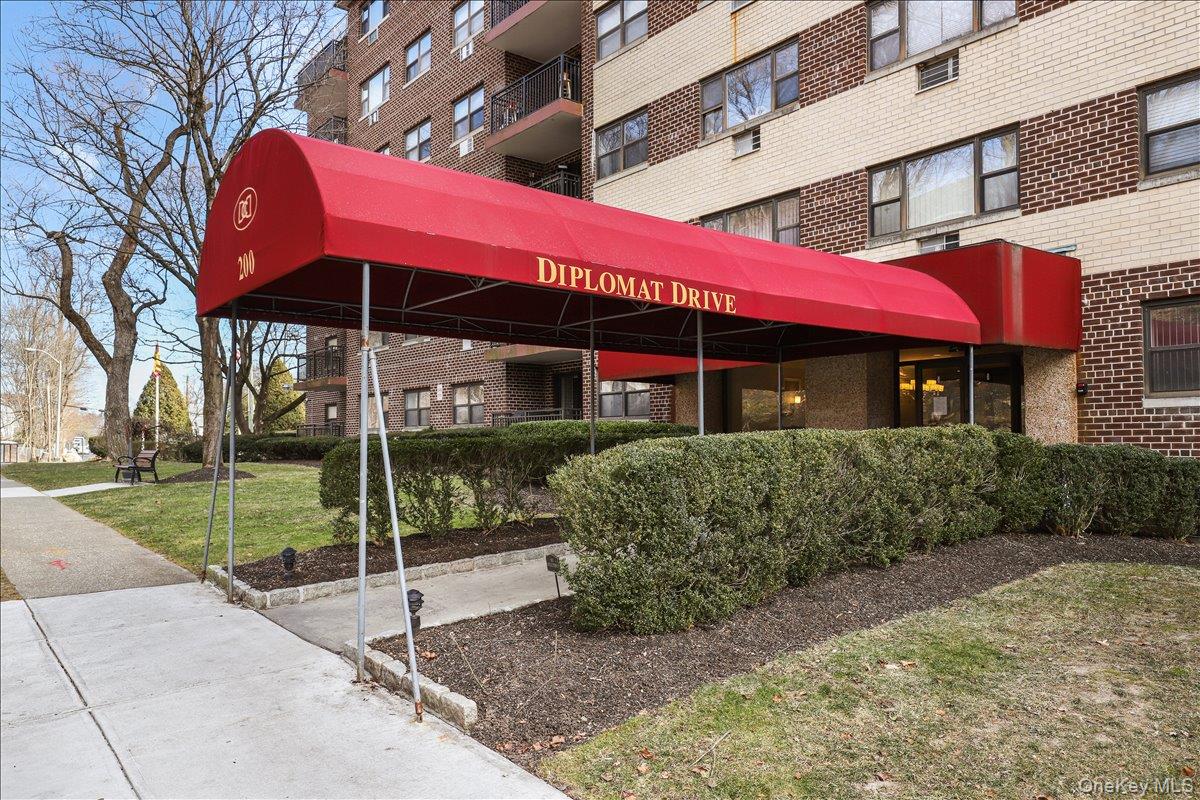 Welcome to this beautiful 2 bedroom 2 Full bath corner unit, unit fill...