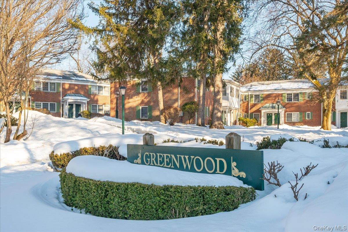 This rare studio condo is a small starter home or pied-a-terre with mi...