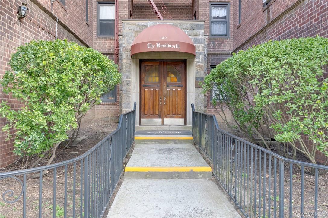 Welcome to "The Kenilworth"! 500 square feet in a pre-war building wit...