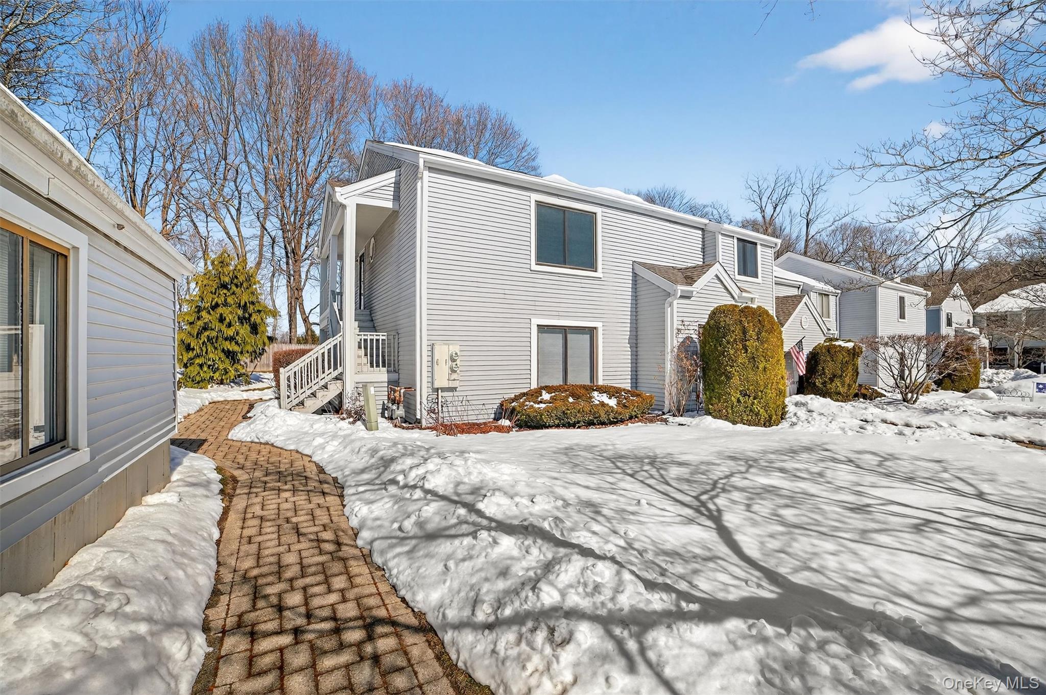 Upper end unit condo in desirable Villas on the Lake features an open...