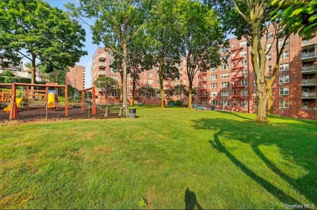 Welcome to 333 Bronx River rd ,1 bedroom ,1 bedroom co op in the heart...