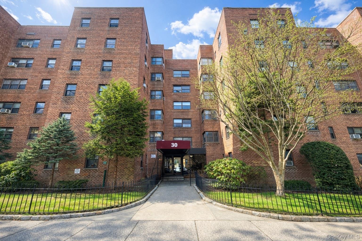 Great opportunity and Commuter's delight!  Come see this spacious brig...