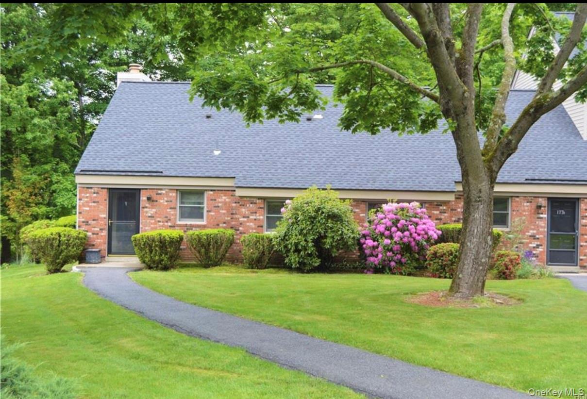 This charming, sunny one bedroom Adams end unit is located in an easy...