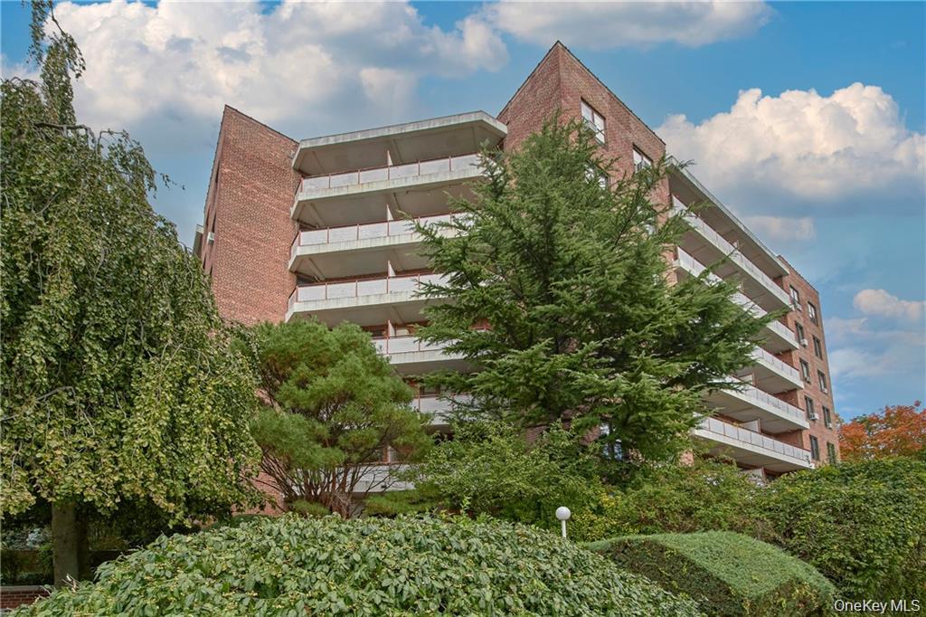 Move right into this renovated, bright and spacious one bedroom apartm...