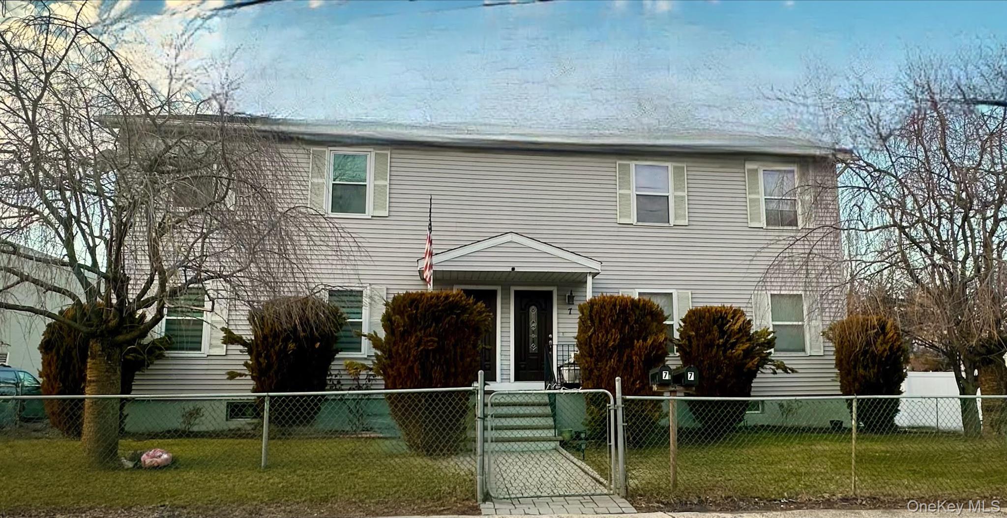 *Beautiful Updated Duplex Apartment – 4 Bedrooms & 3 Bathrooms**

Disc...