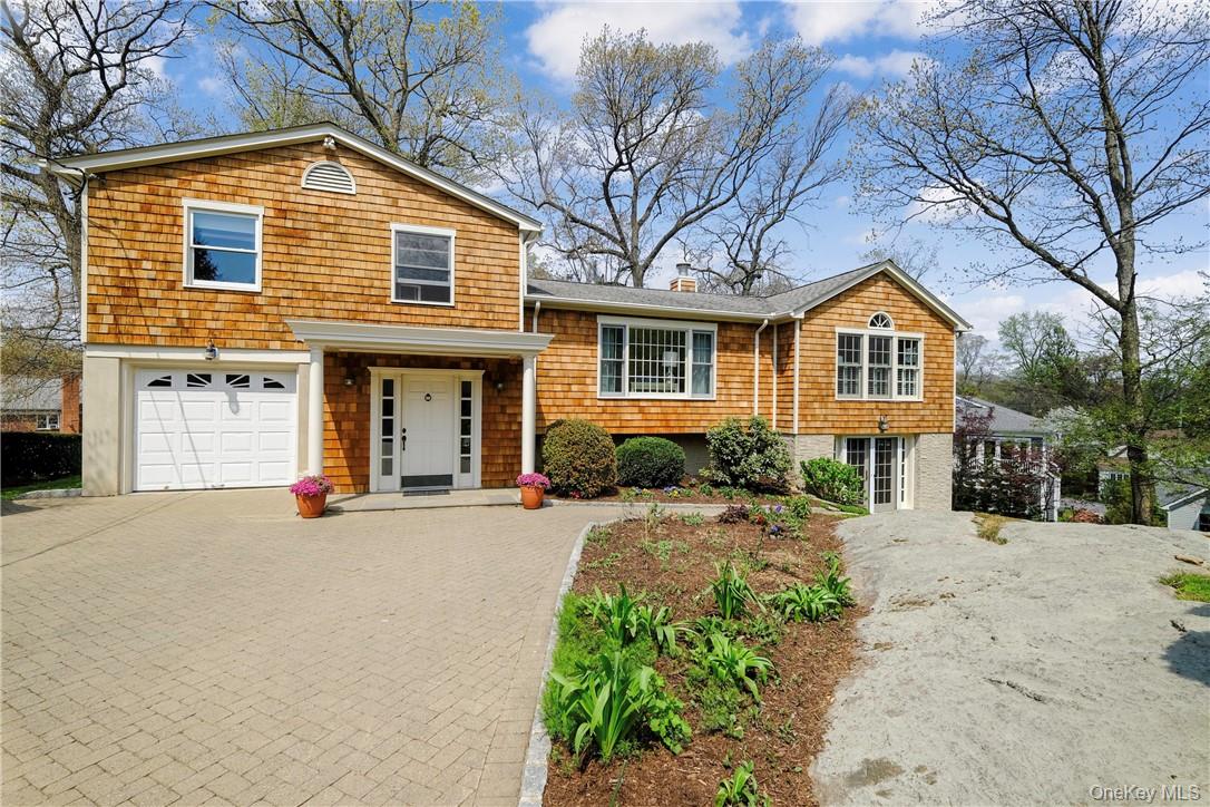 Move in to this mint condition, split level home with flexible floor p...