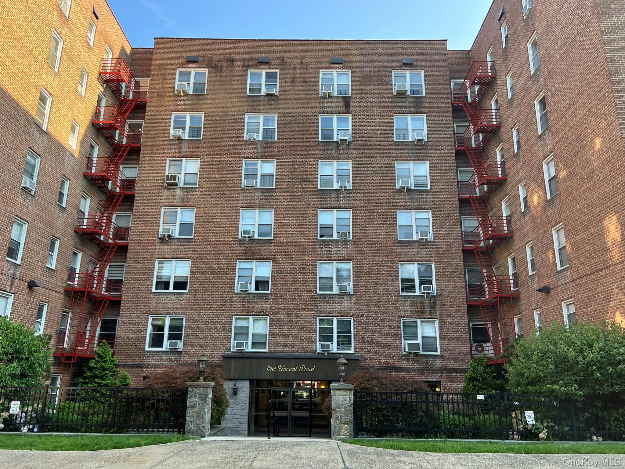From morning coffee in Bronxville Village to an easy commute into Manh...