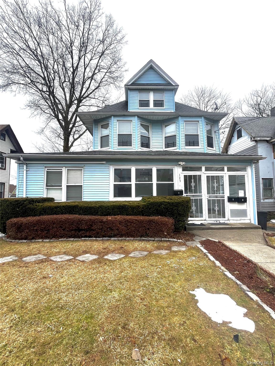 Beautifully Renovated 4 Bedroom / 2 Bathroom Duplex in New Rochelle

W...