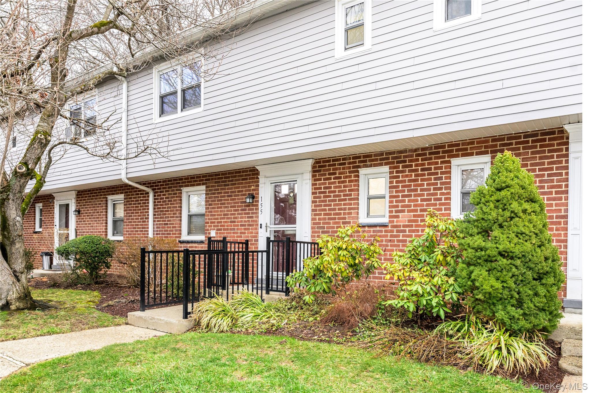 Welcome to this spacious townhouse-style co-op in Ossining, NY. This i...