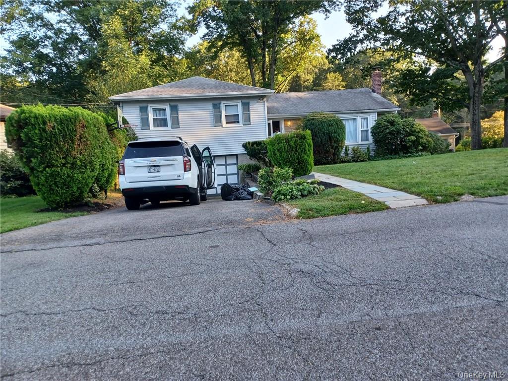 Well maintained sunny split on quiet street, EIK, spacious LR w/vaulte...