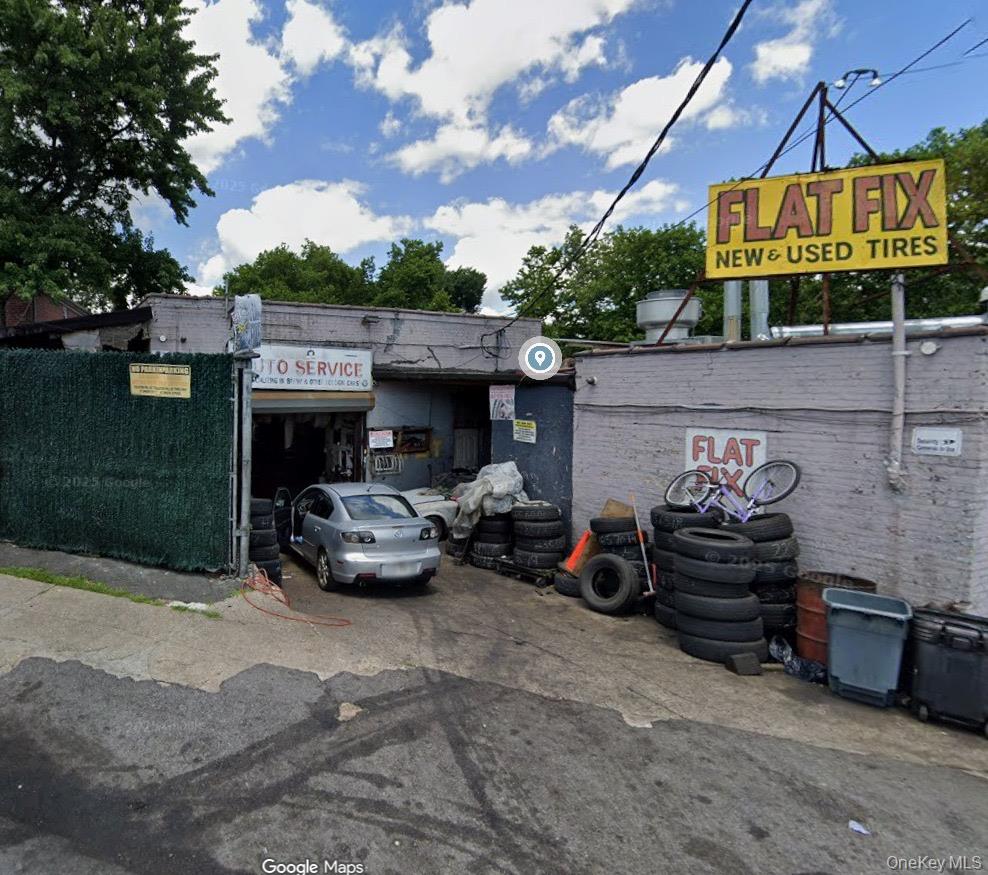 Turnkey, 2,500 +/- SF single-bay auto repair space available for lease...