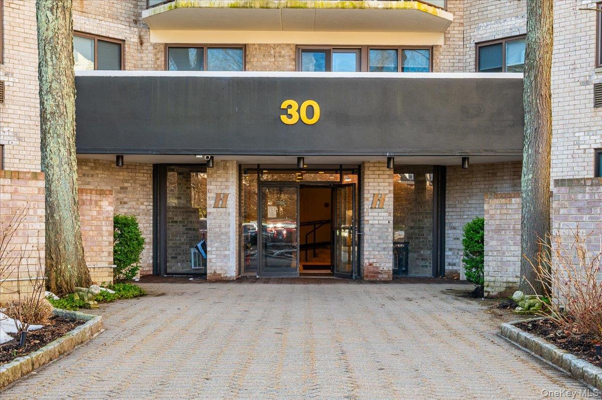 Welcome to the Hampshire House-30 Greenridge Ave, White Plains.
This e...