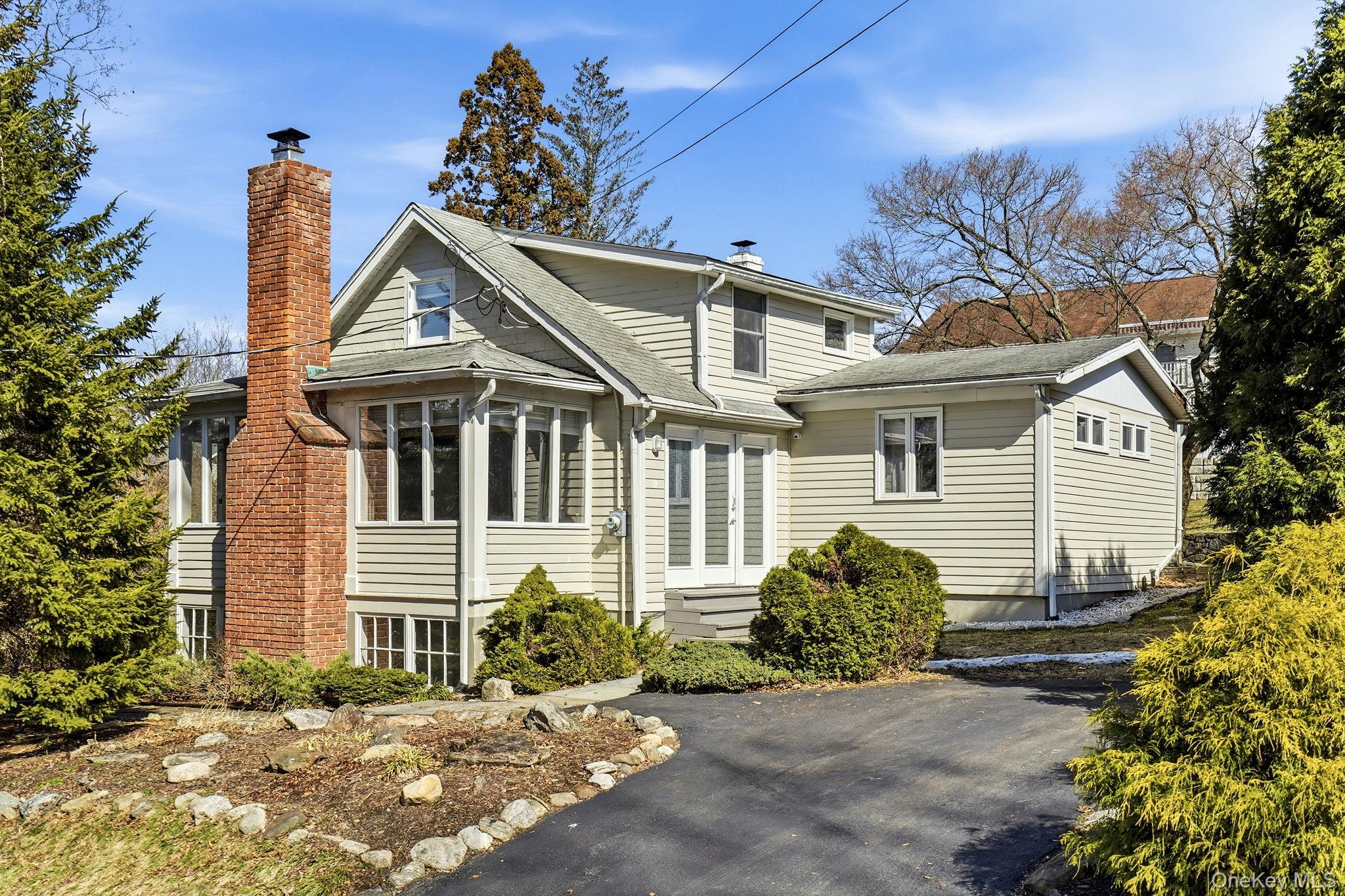 Charming 3 br 1 bth on private road in Thornwood. Features delightful,...