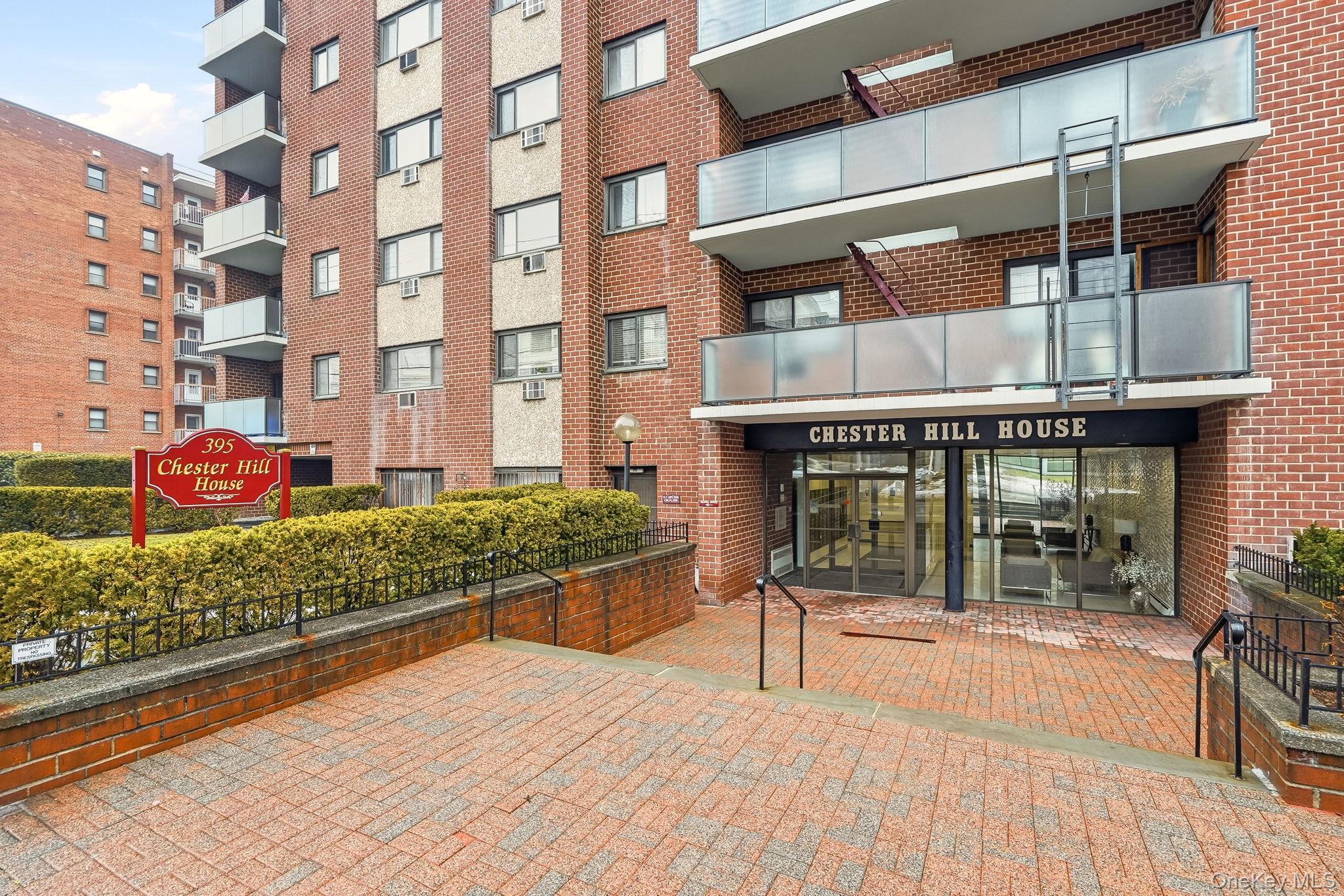 Move right into this spacious and bright top-floor studio co-op offeri...