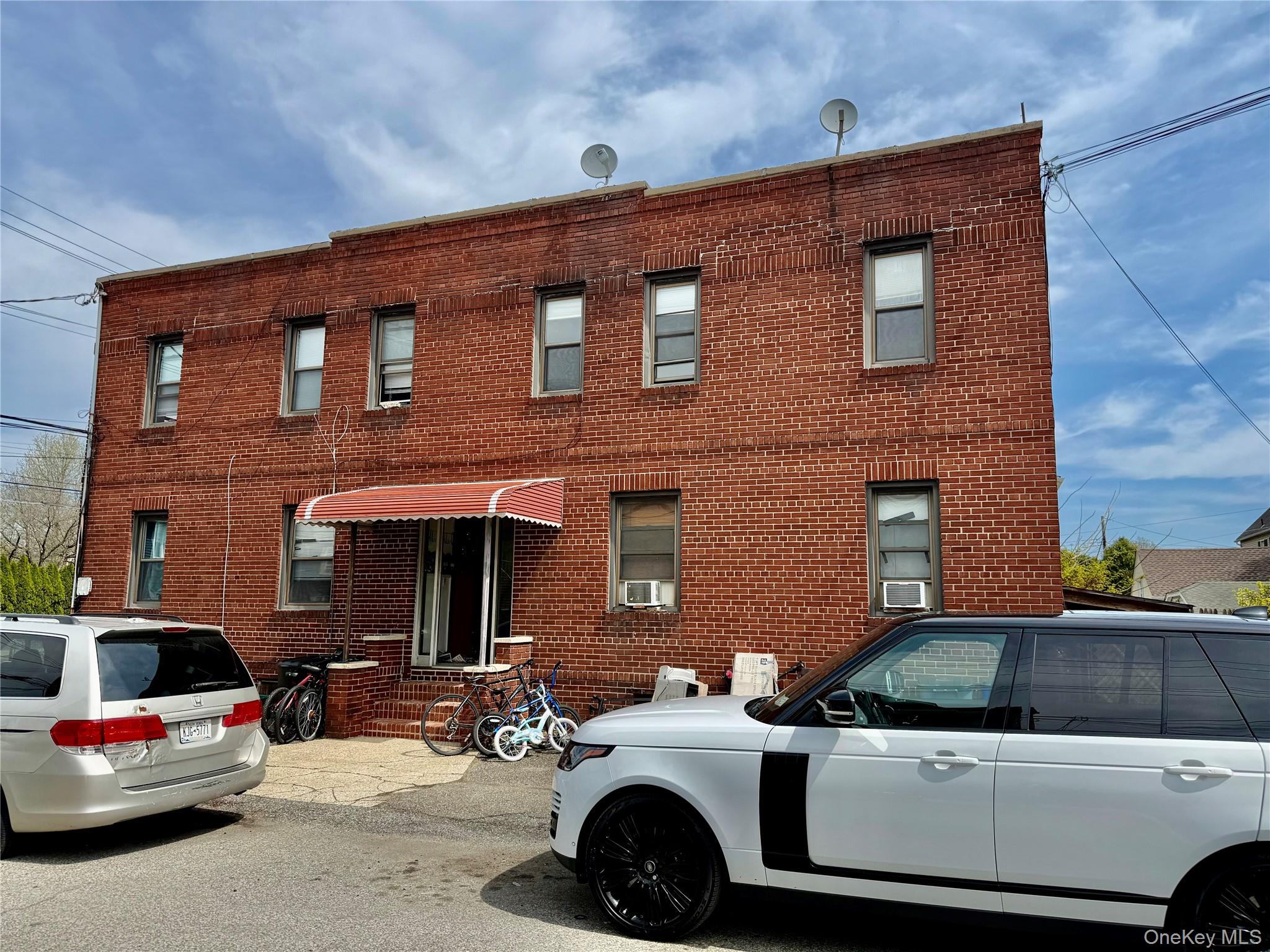 Spacious 2-bedroom apartment available in Mamaroneck, NY! Located on t...