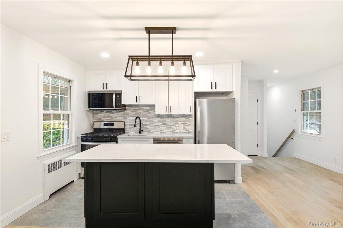 Newly renovated 1-bedroom in desirable Rex Ridge Manor. This bright, m...