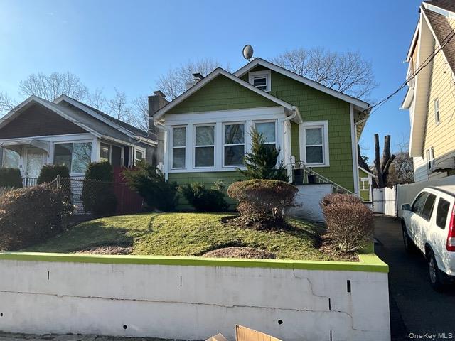 A cute 2 bedroom one bath home for a small family or a starter home, w...